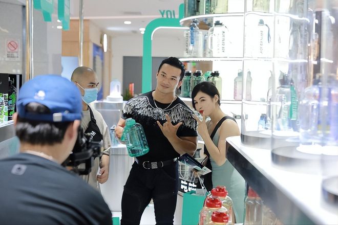 黑马吨吨 BOTTLED JOY首次入驻杭州in77有何神奇魔必威力?(图2) 黑马吨吨 BOTTLED JOY首次入驻杭州in77有何神奇魔必威力?(图2)