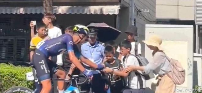 从孩子手里抢水杯 转手就送给自己的孩子 这位妈妈真丢人必威(图2) 从孩子手里抢水杯 转手就送给自己的孩子 这位妈妈真丢人必威(图2)