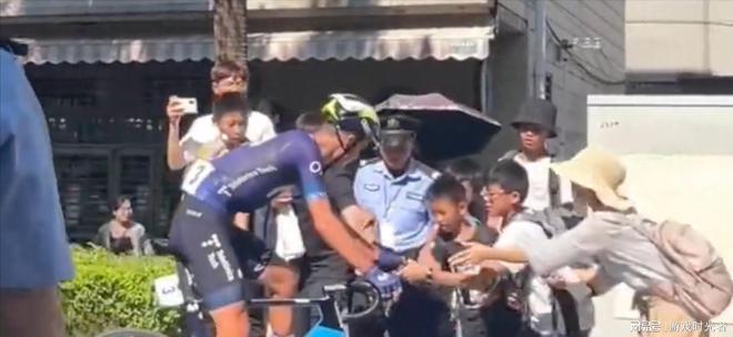 从孩子手里抢水杯 转手就送给自己的孩子 这位妈妈真丢人必威(图1) 从孩子手里抢水杯 转手就送给自己的孩子 这位妈妈真丢人必威(图1)