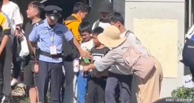 从孩子手里抢水杯 转手就送给自己的孩子 这位妈妈真丢人必威(图5) 从孩子手里抢水杯 转手就送给自己的孩子 这位妈妈真丢人必威(图5)