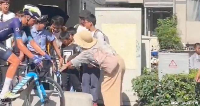 从孩子手里抢水杯 转手就送给自己的孩子 这位妈妈真丢人必威(图4) 从孩子手里抢水杯 转手就送给自己的孩子 这位妈妈真丢人必威(图4)