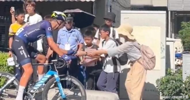 从孩子手里抢水杯 转手就送给自己的孩子 这位妈妈真丢人必威(图3) 从孩子手里抢水杯 转手就送给自己的孩子 这位妈妈真丢人必威(图3)