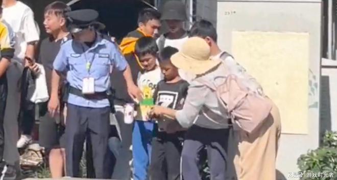 从孩子手里抢水杯 转手就送给自己的孩子 这位妈妈真丢人必威(图6) 从孩子手里抢水杯 转手就送给自己的孩子 这位妈妈真丢人必威(图6)