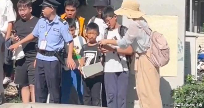 从孩子手里抢水杯 转手就送给自己的孩子 这位妈妈真丢人必威(图7) 从孩子手里抢水杯 转手就送给自己的孩子 这位妈妈真丢人必威(图7)