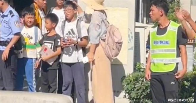 从孩子手里抢水杯 转手就送给自己的孩子 这位妈妈真丢人必威(图8) 从孩子手里抢水杯 转手就送给自己的孩子 这位妈妈真丢人必威(图8)