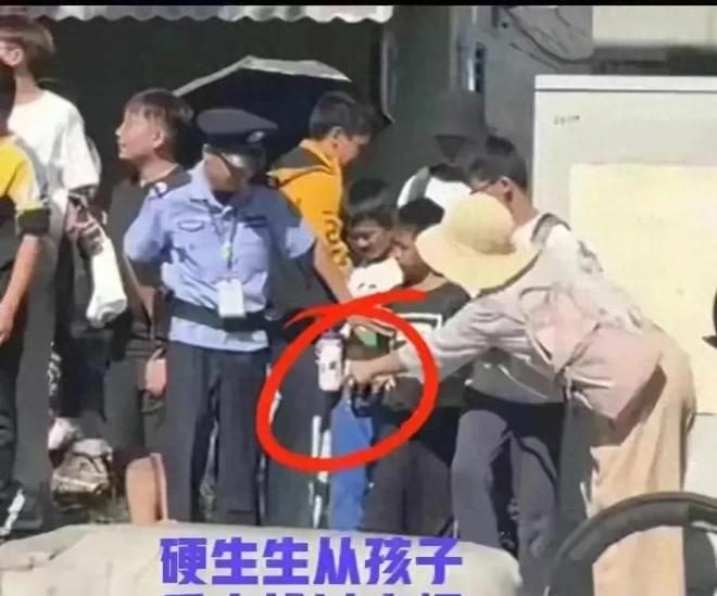 必威突然!广西妈妈抢杯水继续:女子被溅退群孩子可能要转学了(图3) 必威突然!广西妈妈抢杯水继续:女子被溅退群孩子可能要转学了(图3)