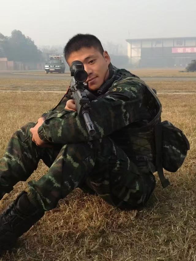 【解码“高原兵”】一心报必威国的兵——记“西南铁锤”邓招香(图2)