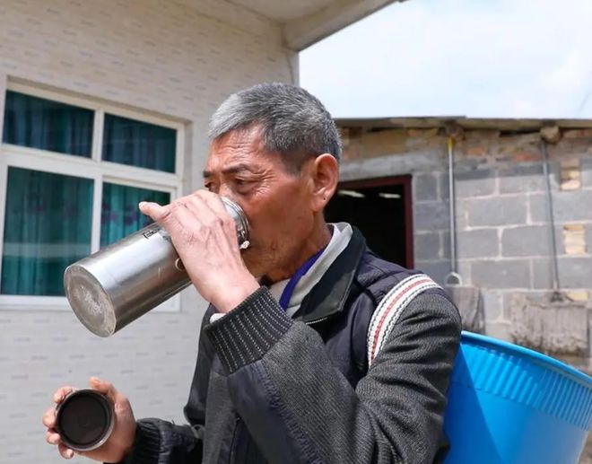 必威冷水壶烫伤老人家属索赔10000元厂家：我让你往里放烫水的(图3)