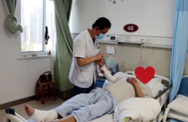 必威冷水壶烫伤老人家属索赔10000元厂家：我让你往里放烫水的(图5)