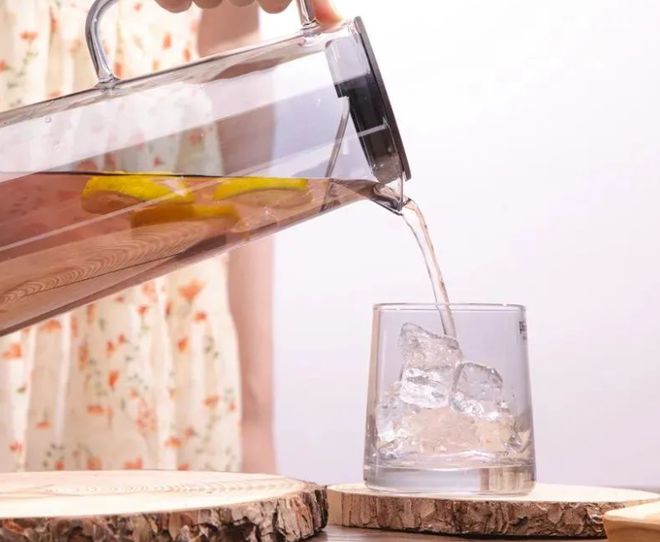 必威冷水壶烫伤老人家属索赔10000元厂家：我让你往里放烫水的(图14)