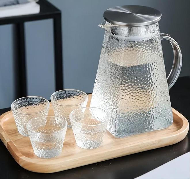 必威冷水壶烫伤老人家属索赔10000元厂家：我让你往里放烫水的(图17)