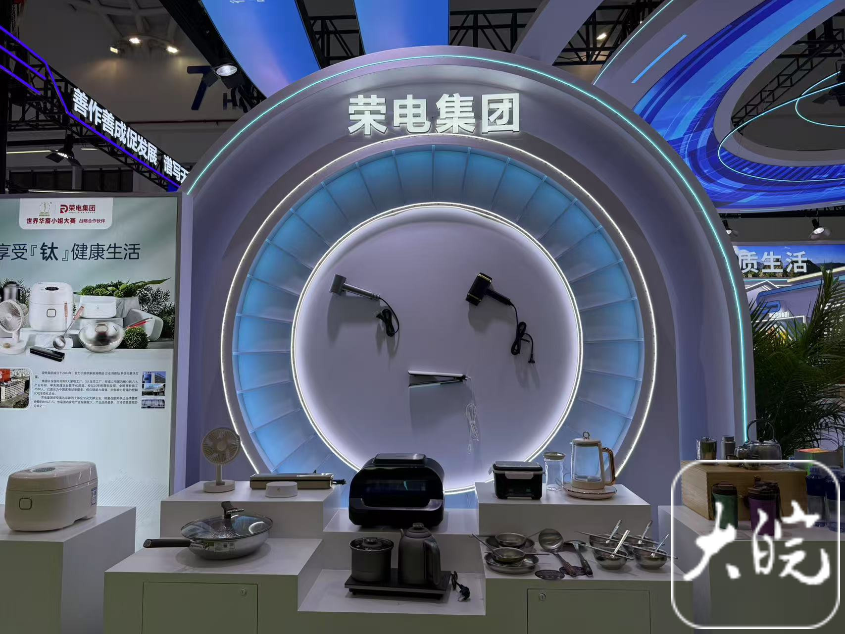 科技与非遗交融 皖韵魅力绽放全球!大皖新闻记者探访第五届消博会安徽馆(图1) 科技与非遗交融 皖韵魅力绽放全球!大皖新闻记者探访第五届消博会安徽馆(图1)