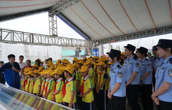 钦州公安参加 “我与运河共成长 同建绿色幸福家” 亲子研学活动(图1)