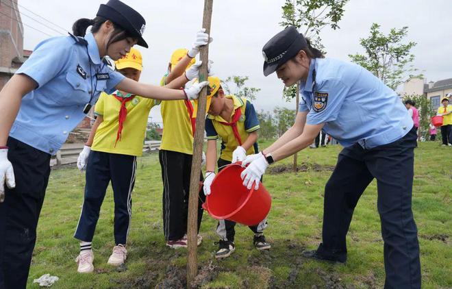 钦州公安参加 “我与运河共成长 同建绿色幸福家” 亲子研学活动(图2)