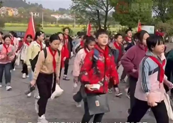 数百师生徒步17公里祭奠先烈网友:一举多得这才是真游学(图2) 数百师生徒步17公里祭奠先烈网友:一举多得这才是真游学(图2)