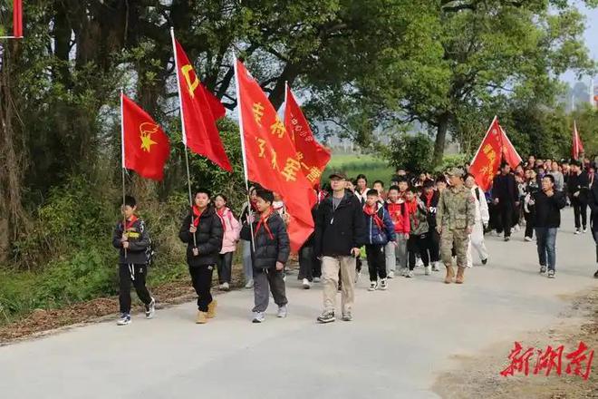 数百师生徒步17公里祭奠先烈网友:一举多得这才是真游学(图1) 数百师生徒步17公里祭奠先烈网友:一举多得这才是真游学(图1)