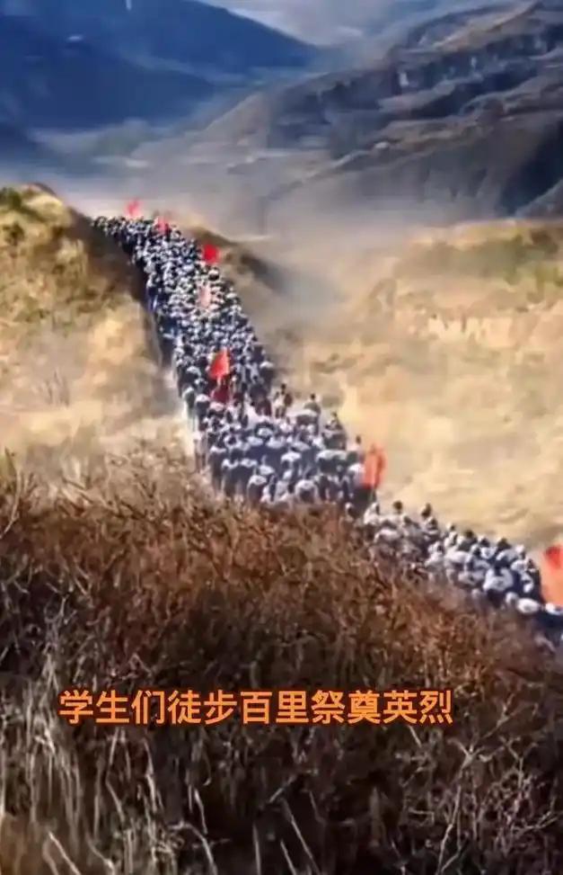 数百师生徒步17公里祭奠先烈网友:一举多得这才是真游学(图4) 数百师生徒步17公里祭奠先烈网友:一举多得这才是真游学(图4)