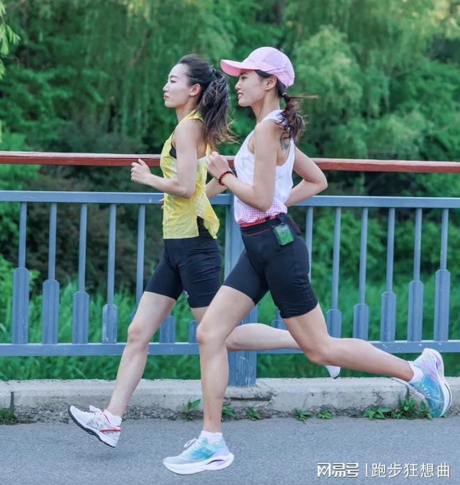 夜跑装备推荐 快来看看跑步运动装备(图1) 夜跑装备推荐 快来看看跑步运动装备(图1)