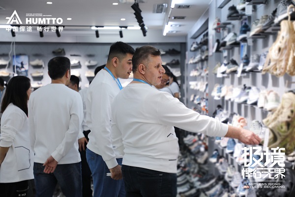 悍途户外“2025秋冬新品发布会”启幕以科技与美学定义新潮流(图4) 悍途户外“2025秋冬新品发布会”启幕以科技与美学定义新潮流(图4)