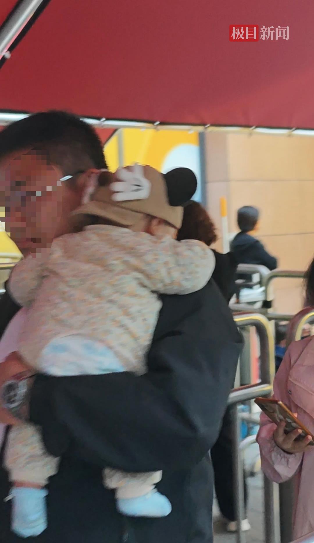 中秋夜新乡胖东来人挤人:有家长带3个月大的双胞胎前来打卡记者排队10分钟进入超市(图2) 中秋夜新乡胖东来人挤人:有家长带3个月大的双胞胎前来打卡记者排队10分钟进入超市(图2)